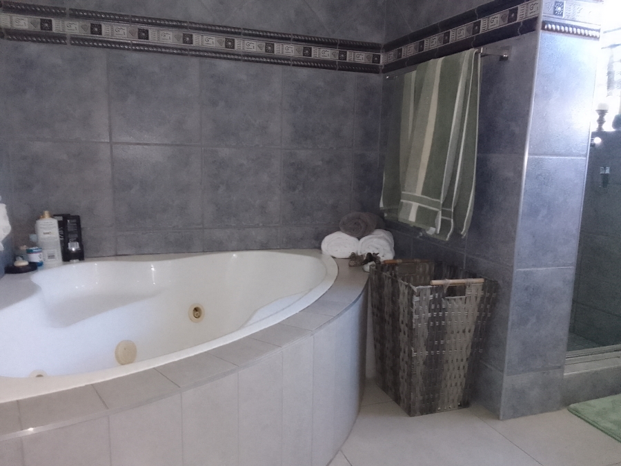 5 Bedroom Property for Sale in Geelhoutpark North West
